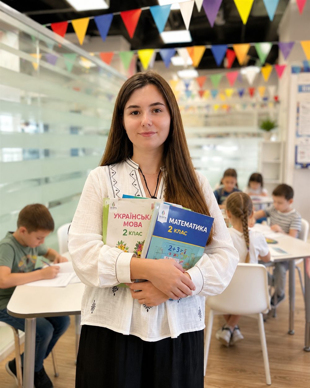 Марія — академічний директор «Вмію Все» — з підручниками, за нею діти виконують домашню роботу